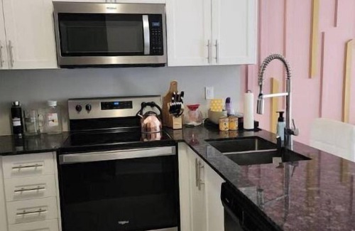 Lawrence Heights Hotel | Convenient Toronto Retreat with Free Parking & WIFI