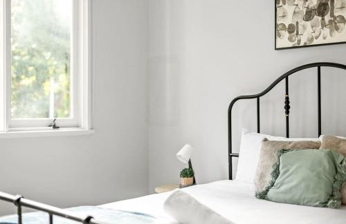 Lindfield House | Charming Queen Room with Kitchen Near Transit & Shops