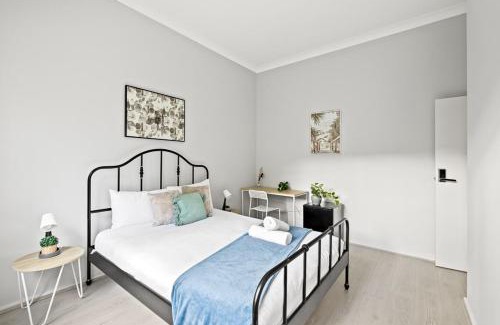 Lindfield House | Charming Queen Room with Kitchen Near Transit & Shops