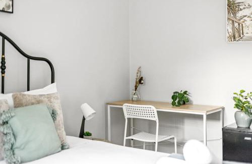 Lindfield House | Charming Queen Room with Kitchen Near Transit & Shops