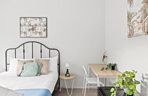 Lindfield House | Charming Queen Room with Kitchen Near Transit & Shops