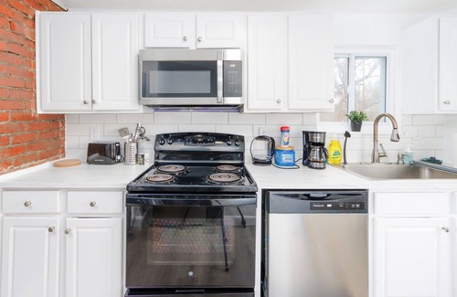 Pittsburgh Apartment | Cozy & Quiet 2-Bedroom Retreat in Pittsburgh with WiFi and Parking