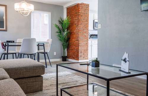 Pittsburgh Apartment | Cozy & Quiet 2-Bedroom Retreat in Pittsburgh with WiFi and Parking