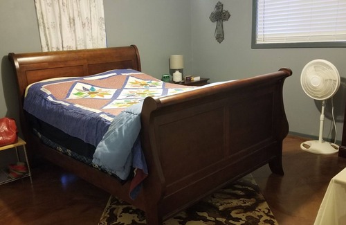 Tyler House | Cozy quiet 3 bdrm 2 bth 2 fireplaces, fenced yard minutes from everything
