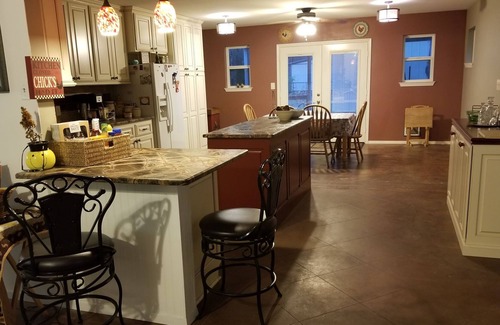 Tyler House | Cozy quiet 3 bdrm 2 bth 2 fireplaces, fenced yard minutes from everything