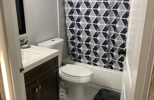 Tamarac House | Cozy Retreat Near Sawgrass Mall with Kitchen & Netflix