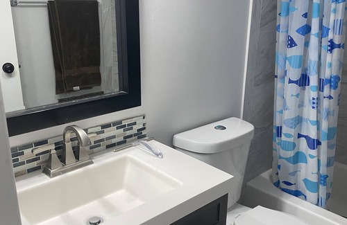 Tamarac House | Cozy Retreat Near Sawgrass Mall with Kitchen & Netflix
