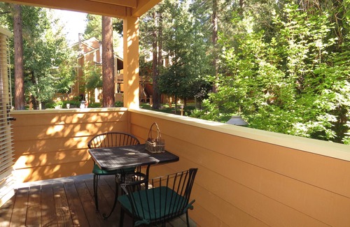 Incline Village Condo | Tranquil McCloud Condo with Pool & Ocean View Near Beach