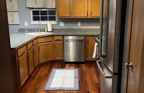 Delmont House | Comfortable Retreat Near Top Attractions with Breakfast