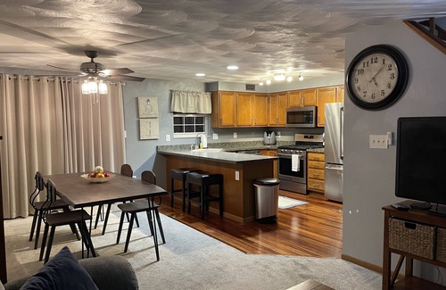 Delmont House | Comfortable Retreat Near Top Attractions with Breakfast