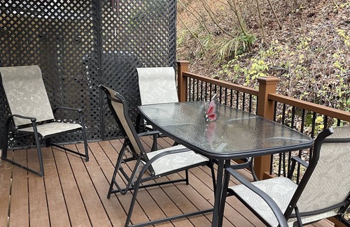 Delmont House | Comfortable Retreat Near Top Attractions with Breakfast