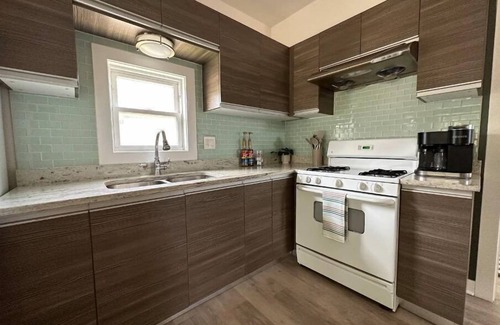 Bridgeport House | Relaxing Riverwalk Retreat for Families and Travelers