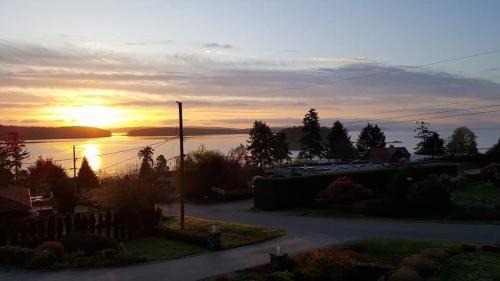 Regional District of Nanaimo Apartment | Cozy Quiet Suite with Private Hot Tub with Ocean Views