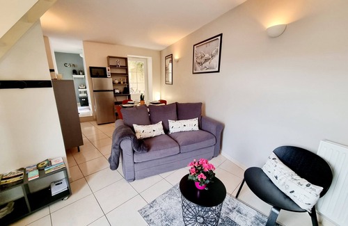 Angouleme House | Inviting Townhouse Retreat with Patio and Breakfast Included