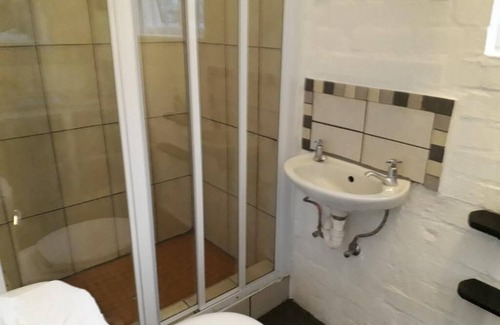 Constantia House | Charming Quirky Cottage in Constantia with Pool & Kitchen