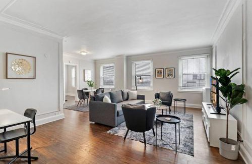 Hyde Park Apartment | Stylish 2BR Apartment in Chicago - Bstone 605, Pet Friendly