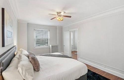 Hyde Park Apartment | Stylish 2BR Apartment in Chicago - Bstone 605, Pet Friendly