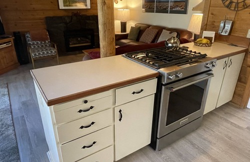 Sunriver Cabin | Inviting Ranch Cabin with Pool and Unlimited SHARC Passes