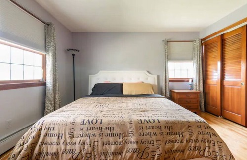 Hamden House | Relaxed King and Queen Rooms with Pool & Family Amenities