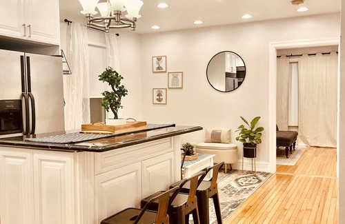 Queens Apartment | Ideal 2BDR Getaway with Ocean View Near Beach & JFK
