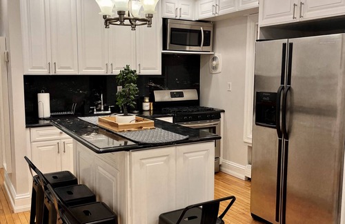 Queens Apartment | Ideal 2BDR Getaway with Ocean View Near Beach & JFK