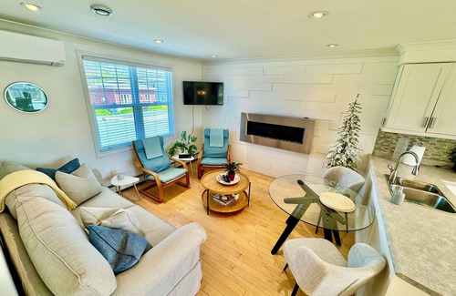 Terra Nova Apartment | Cozy, Relaxing, Center City Retreat with Private Rooftop Deck!