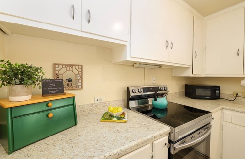 Bahama House | Relaxing Lakefront Cottage with Pet-Friendly Amenities