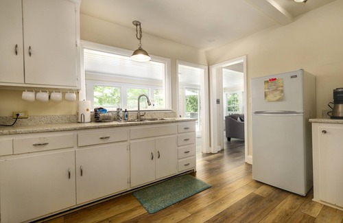 Bahama House | Relaxing Lakefront Cottage with Pet-Friendly Amenities