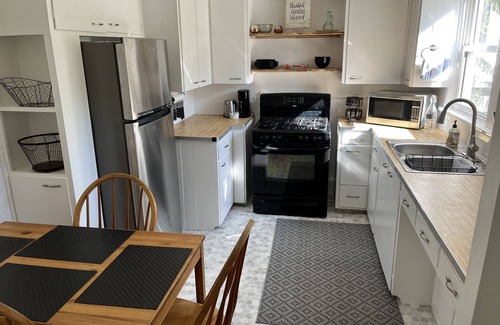 Des Moines Apartment | Inviting 1-Bedroom Retreat Near Drake U and Downtown