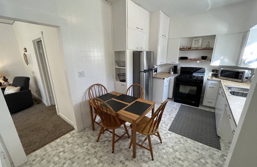Des Moines Apartment | Inviting 1-Bedroom Retreat Near Drake U and Downtown