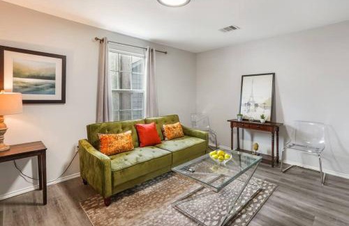 Washington Ave./ Memorial Park House | Pet-Friendly Heights Bungalow: Cozy Remodeled Retreat