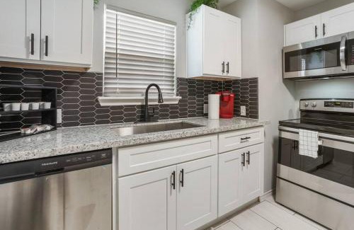 Washington Ave./ Memorial Park House | Pet-Friendly Heights Bungalow: Cozy Remodeled Retreat