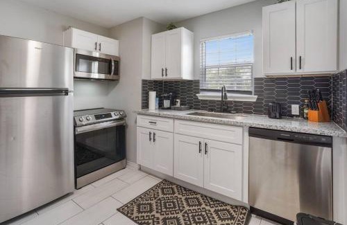 Washington Ave./ Memorial Park House | Pet-Friendly Heights Bungalow: Cozy Remodeled Retreat