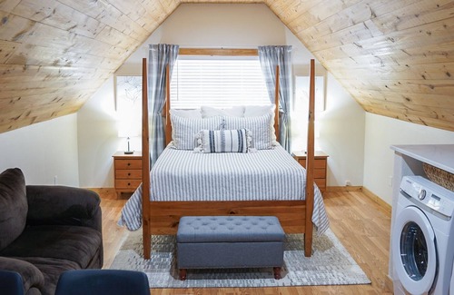 Burnet Cottage | Cozy, Remodeled Garage Apartment for up to 3