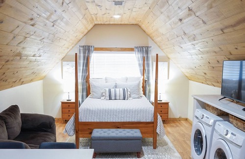 Burnet Cottage | Cozy, Remodeled Garage Apartment for up to 3