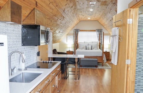 Burnet Cottage | Cozy, Remodeled Garage Apartment for up to 3