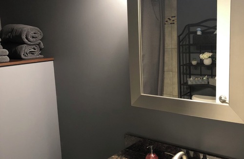 Hinton House | Pet-Friendly Cozy Retreat Steps from All Amenities