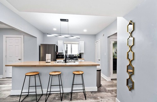 East Cleveland House | Cozy renovated Near Dt & Cleveland Clinic,King bed,3 Bedroom with WiFi, AC