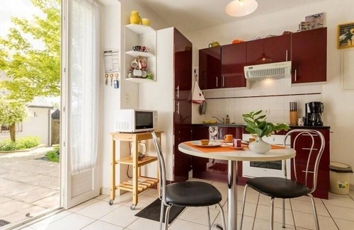 Saint-Omer-de-Blain Cottage | Gite Blain: Cozy Lake View Retreat with Spa and Breakfast