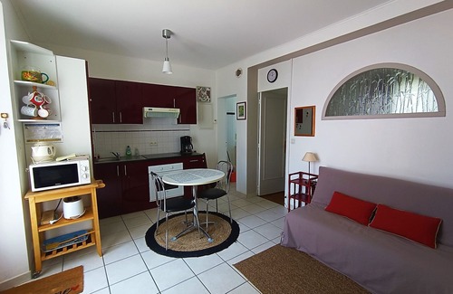 Saint-Omer-de-Blain Cottage | Gite Blain: Cozy Lake View Retreat with Spa and Breakfast