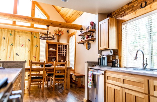 Klamath Falls Ski Chalet | Inviting Running Y Chalet with Hot Tub & Resort Amenities