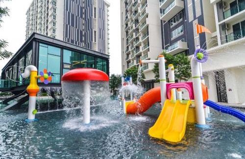 Bunga Paya Pantai Apartment | Welcoming Residence Melaka: 4-Star Stay with Pool & Hot Tub