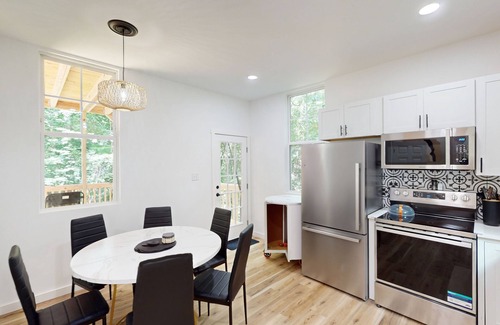 Windsor Hills House | Cozy & restful treehouse style home with a gas grill & AC
