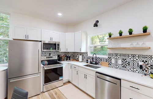 Windsor Hills House | Cozy & restful treehouse style home with a gas grill & AC