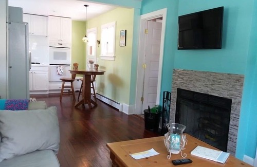 Sturgeon Bay Cottage | Charming Getaway: 1 Bedroom House with Spa & Breakfast