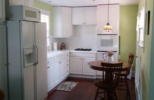 Sturgeon Bay Cottage | Charming Getaway: 1 Bedroom House with Spa & Breakfast