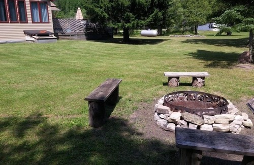 Sturgeon Bay Cottage | Charming Getaway: 1 Bedroom House with Spa & Breakfast