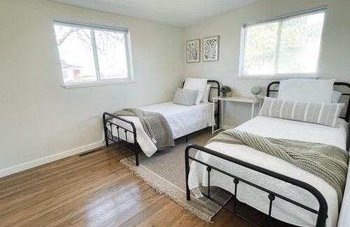 Murray House | Inviting Retreat Near Nature and City Attractions
