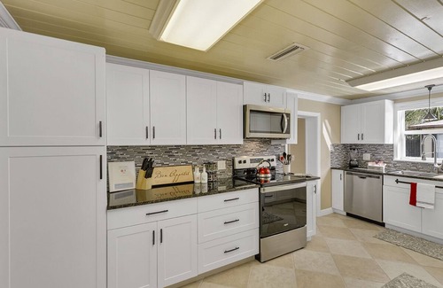 Melbourne House | 5⭐ Family-Friendly Retreat with Hot Tub & Game Room