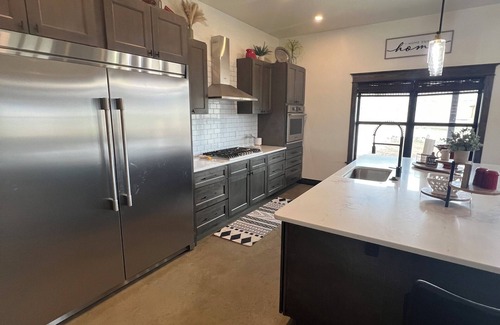 Eagle Nest House | Serene Getaway with Mountain and Lake Views, Breakfast Included